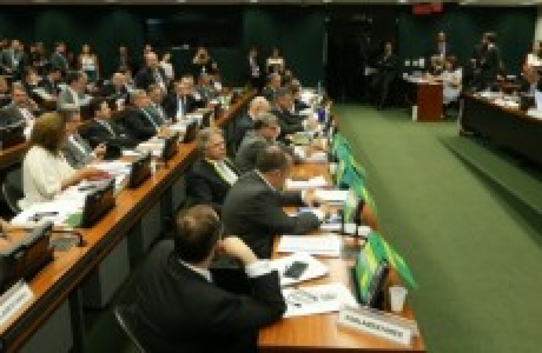 Debates sobre parecer final atravessam a madrugada