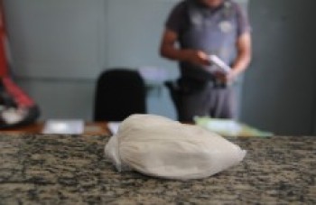 Mulher é presa com cocaína