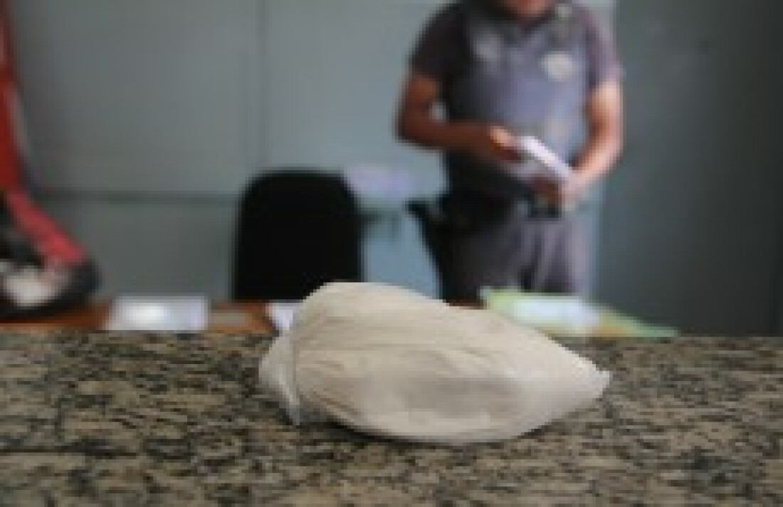 Mulher é presa com cocaína