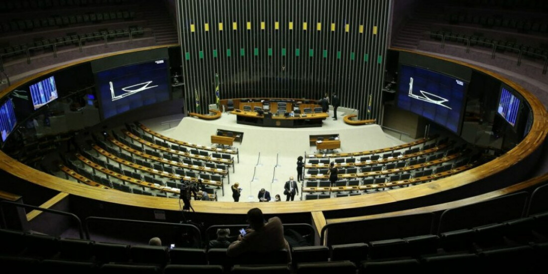 Campanha incentiva participação feminina na política