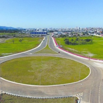 Auxiliar tem bicicleta roubada na avenida das Orquídeas