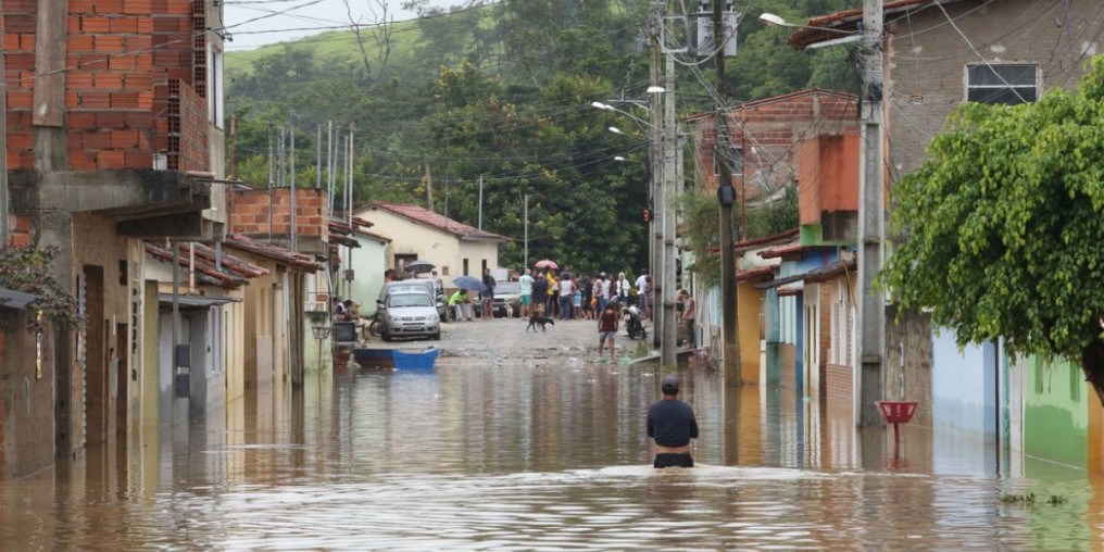 Vítimas de enchentes em cidades de Minas e da Bahia poderão sacar FGTS