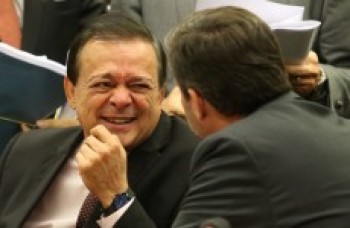 Votação de parecer fecha com 38 favoráveis e 27 contrários