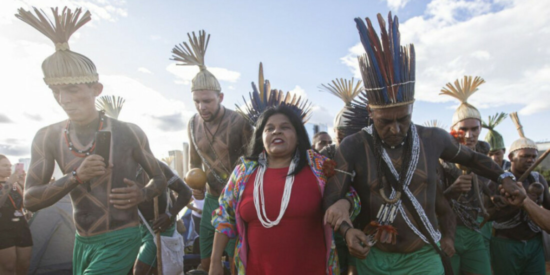 Indígenas chegam em Brasília para o Acampamento Terra Livre