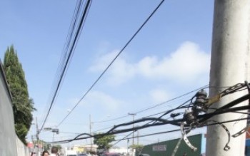 Carro atinge poste em avenida de Mogi e fica destruído