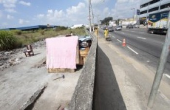 Área abandonada vira abrigo para os usuários de drogas