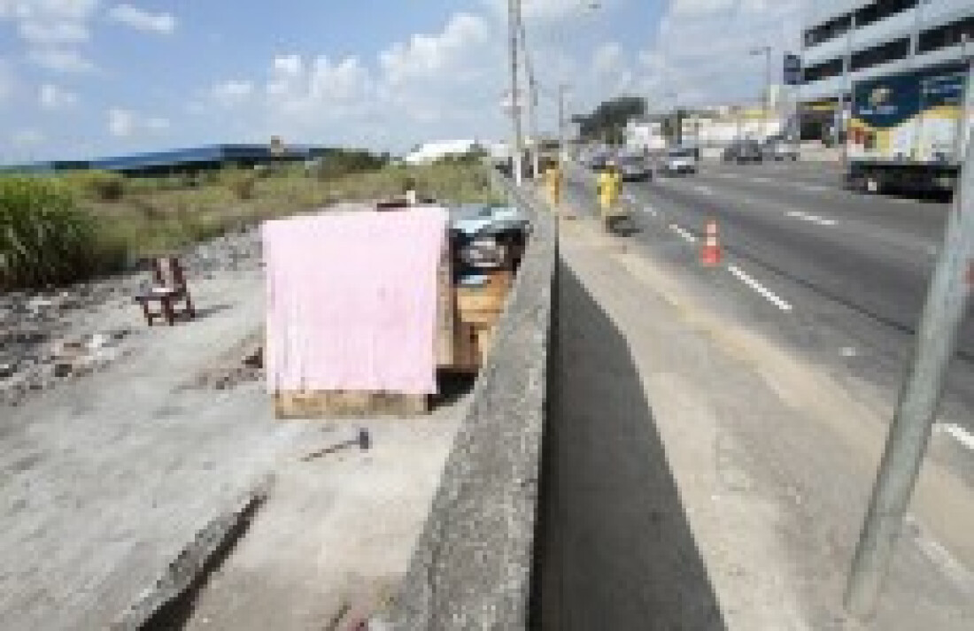 Área abandonada vira abrigo para os usuários de drogas