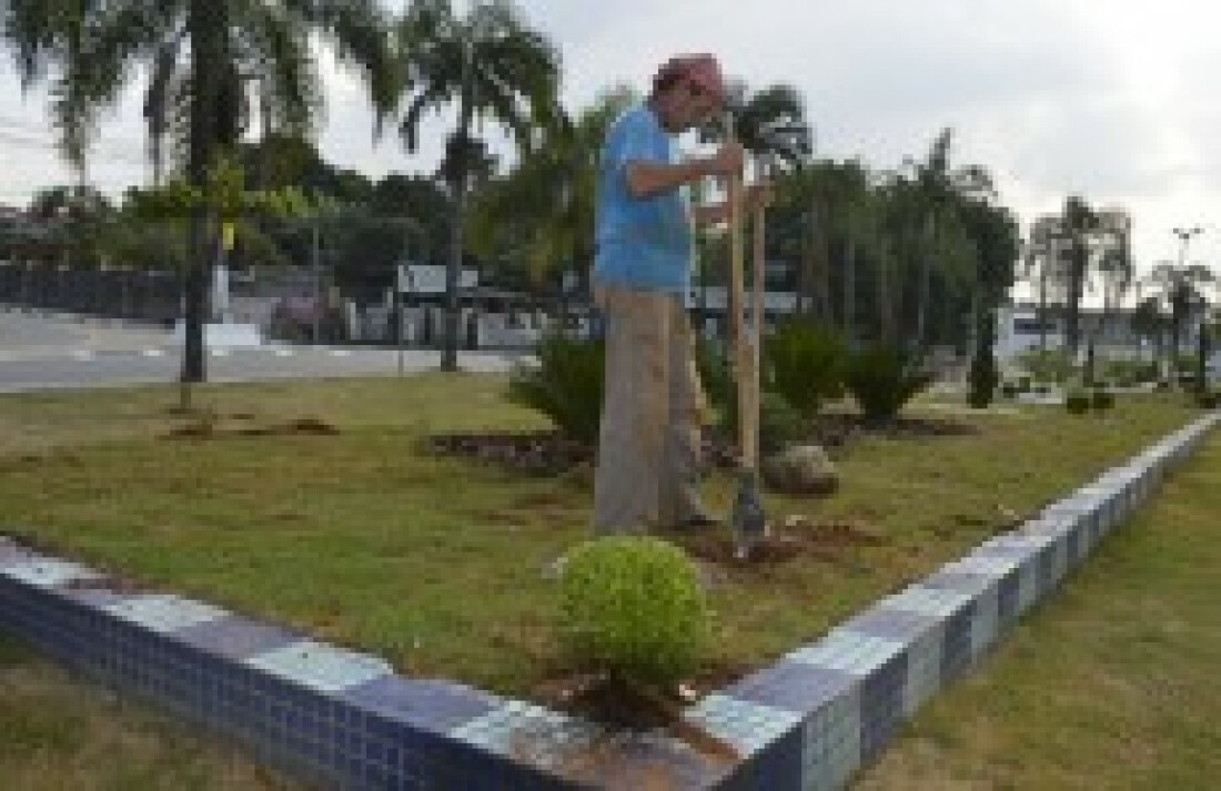 Espelho d'água já recebe serviços de paisagismo
