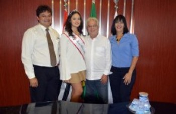 Miss Akimatsuri faz visita ao prefeito Marcos Borges