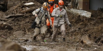 Bombeiros chegam a Petrópolis para reforçar buscas