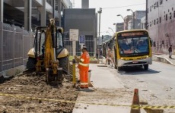 Trânsito no centro muda com obras do miniterminal