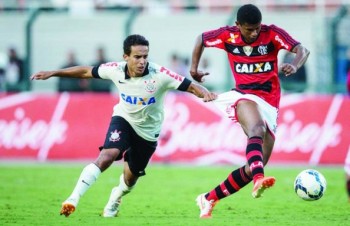 Corinthians pega o Fla para ficar no G4