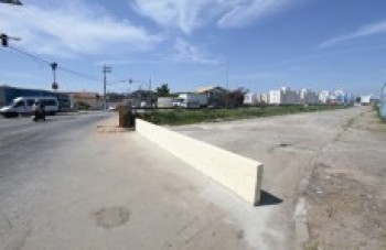 Mureta é feita para impedir trânsito em trecho fechado