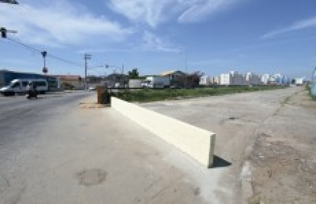 Mureta é feita para impedir trânsito em trecho fechado
