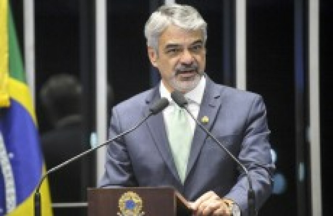 Líder do PT no Senado reconhece alguns erros