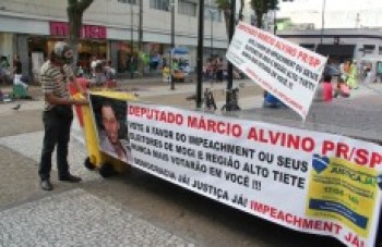 Grupo se manifesta contra Alvino sobre impeachment: