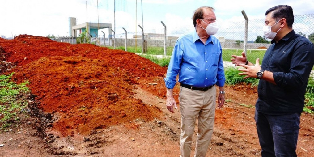 Prefeito Rodrigo Ashiuchi vistoria construção da Fatec
