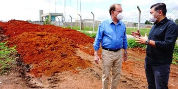 Prefeito Rodrigo Ashiuchi vistoria construção da Fatec