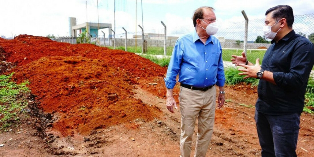 Prefeito Rodrigo Ashiuchi vistoria construção da Fatec