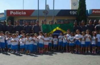 Batalhão de Mogi recebe alunos para cantar o Hino Nacional