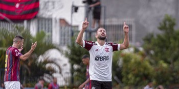 Flamengo bate Madureira e alcança liderança provisória no Carioca