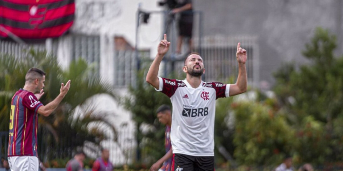 Flamengo bate Madureira e alcança liderança provisória no Carioca