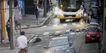Câmaras da Ciemp identificam morador jogando lixo na rua