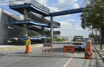 Avenida é interditada para caminhões