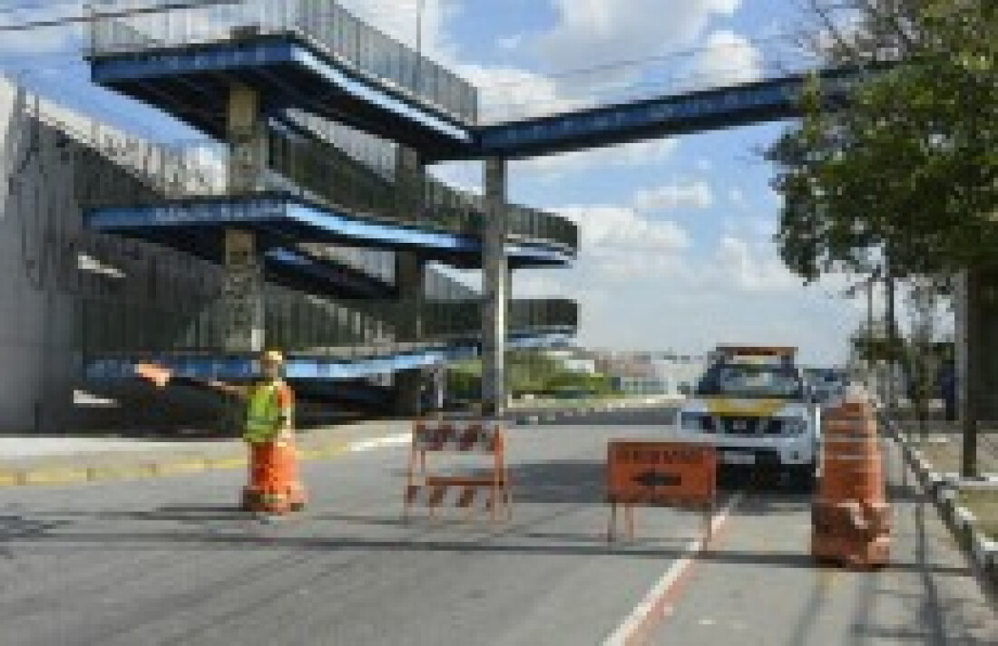 Avenida é interditada para caminhões