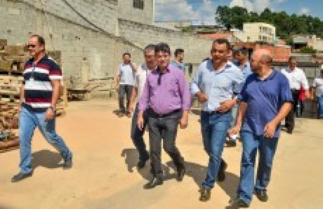 Ferraz e Sabesp iniciam obra de rede de esgoto