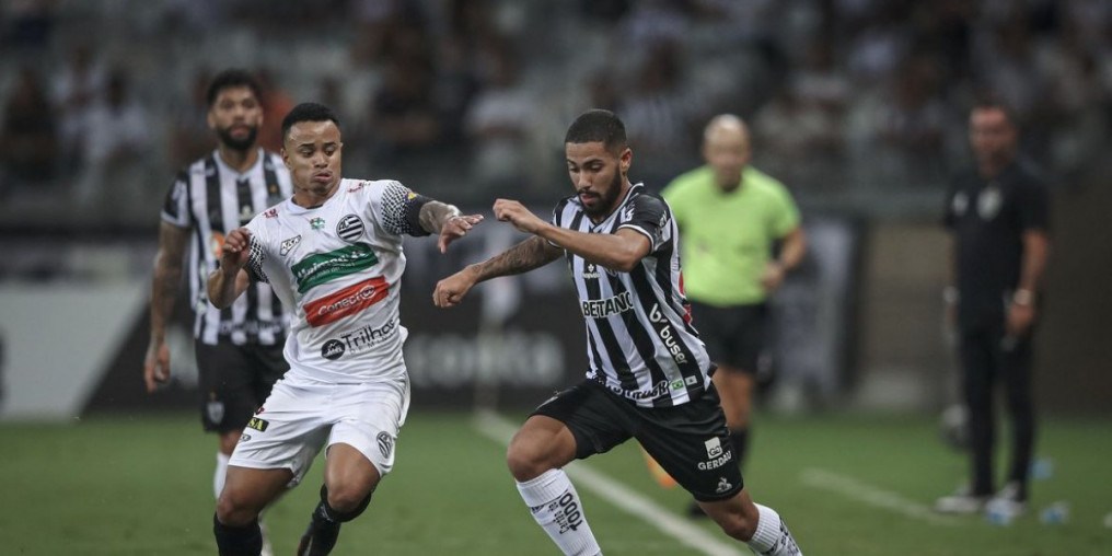Atlético vence Athletic com pênalti polêmico e vira líder no Mineiro