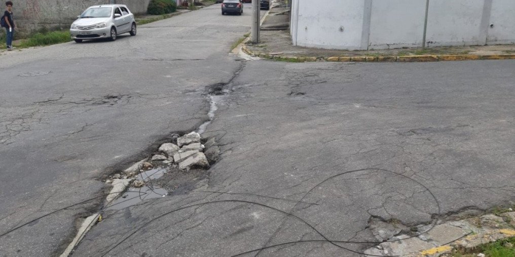 Buracos em vias da cidade são alvo de reclamações