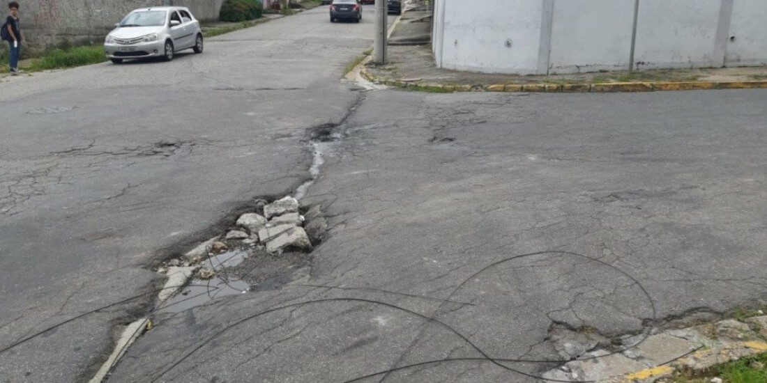 Buracos em vias da cidade são alvo de reclamações