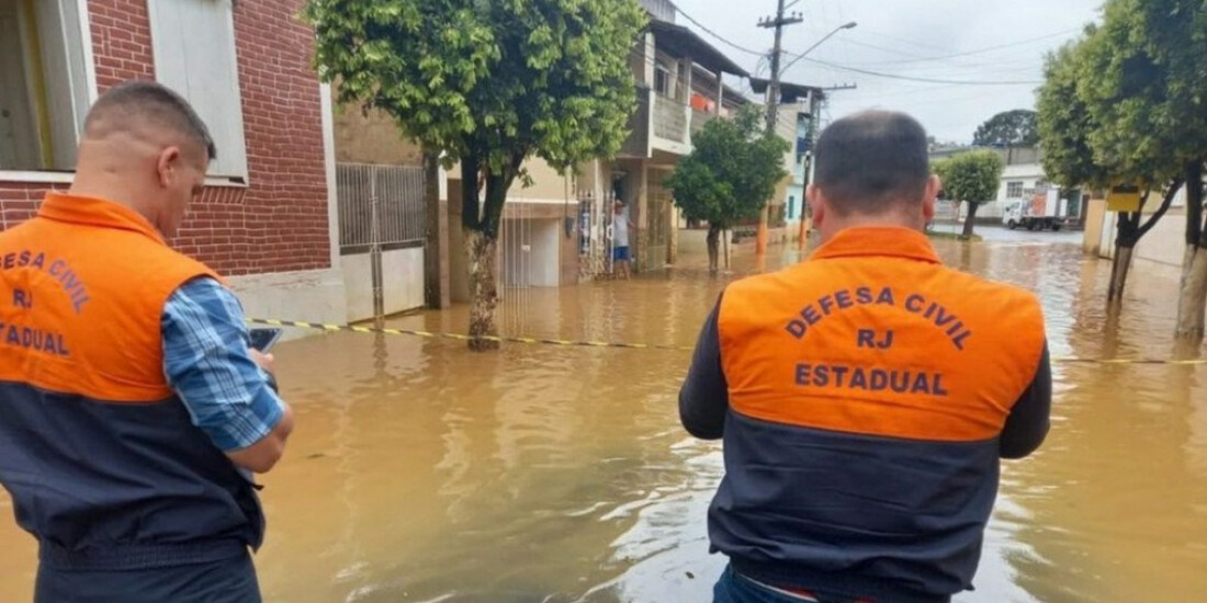 Temporal alaga ruas de Petrópolis e impressiona moradores