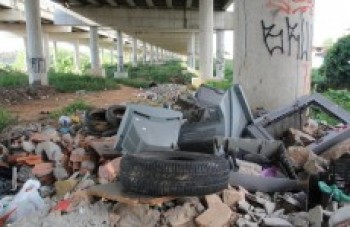 Viaduto do Rodoanel recebe lixo e até moradores de rua