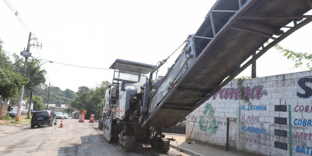 Prefeito vistoria obras na estrada dos Fernandes