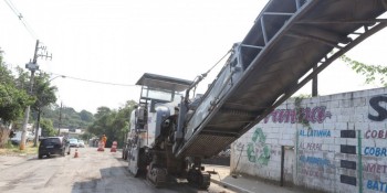Prefeito vistoria obras na estrada dos Fernandes