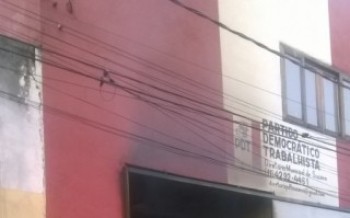 Fogo atinge fábrica e rua é interditada