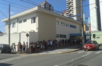 Chegada de vacinas em clínica particular atrai fila: