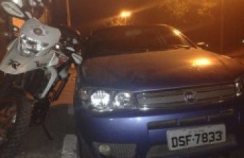 Criminosos roubam carro com uma criança dentro