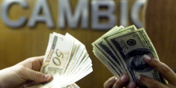Dólar atinge menor valor em cinco meses, apesar de tensões na Ucrânia