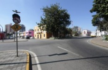 Jovens são flagrados pichando comércio: