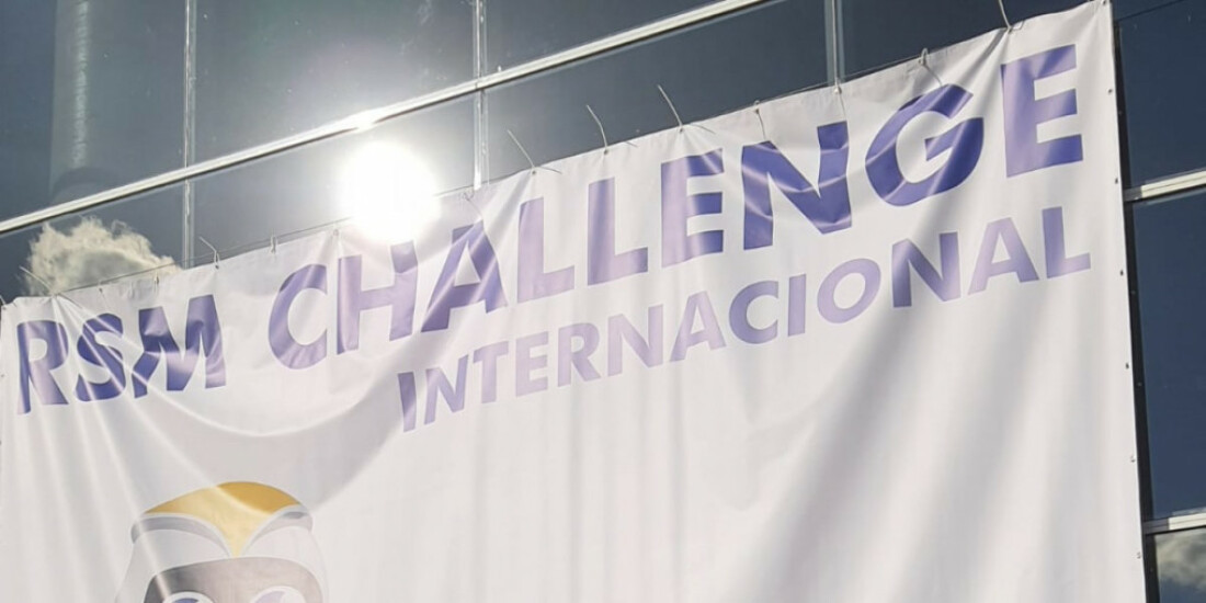 Competidor explica preparação para desafio de robótica