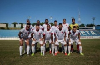 União segura pressão e vence estreia