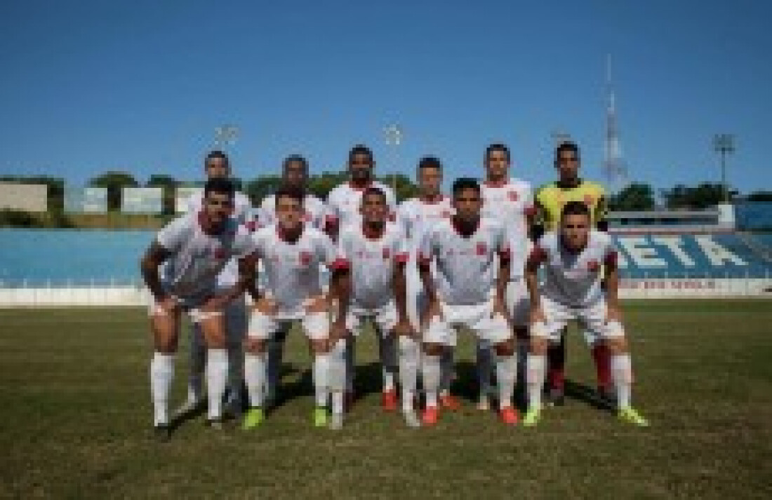 União segura pressão e vence estreia