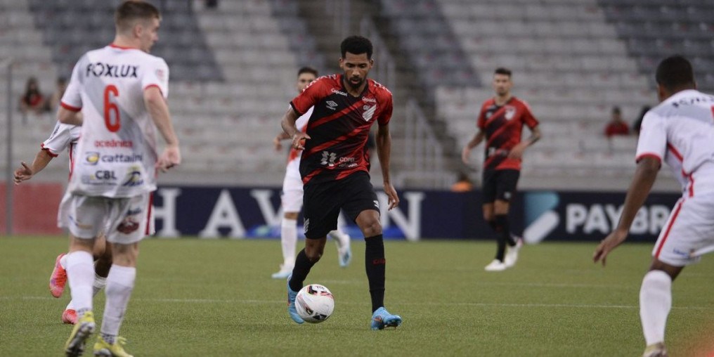 Jogando com equipe principal, Athletico-PR derrota Rio Branco