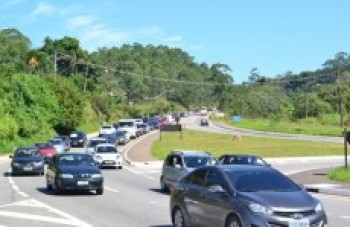 Estradas devem receber até 275 mil veículos no feriado