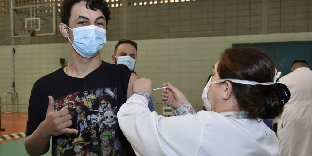 Casos de covid-19 chegam a 26,9 milhões no Brasil