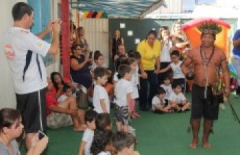 Integrantes de aldeia indígena participam de atividade em escola