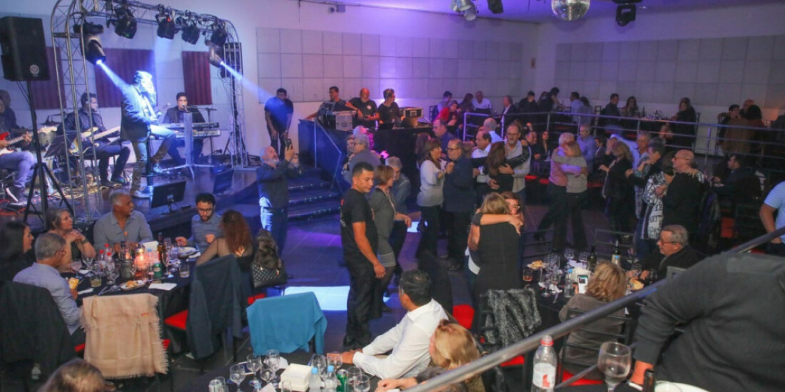 Clube de Campo inova e promove "Botequim Feliz Idade" com Henriette e banda